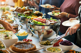 Ăn buffet đòi đem đồ về, hai người phụ nữ bị cảnh sát bắt