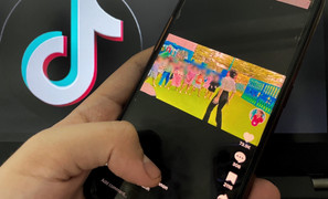 Rủ học sinh quay clip uốn éo trên TikTok, giáo viên ném trò cho dân mạng xâu xé