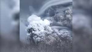 Núi lửa ở Nga phun trào, tro bụi bay cao 20km