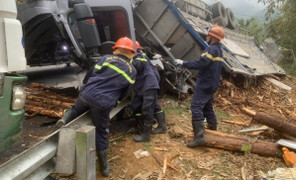 Lật xe tải chở gỗ ở Bắc Kạn, 2 người chết