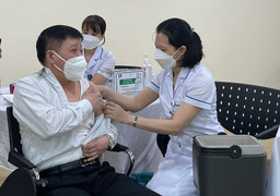 Bệnh nhân đang điều trị COVID-19 đều thuộc nhóm cần tiêm vaccine mũi 4