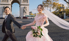Váy cưới của NTK Hoàng Hải nổi bật trên đường phố Paris 