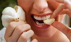 Mẹo giúp khử mùi hành, tỏi trong hơi thở 