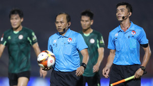 Trọng tài 'bẻ còi' sửa sai giúp CLB TP.HCM hòa Bình Định