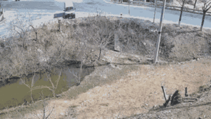 Tài xế đạp nhầm chân ga, ô tô cắm đầu xuống hố nước