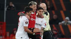 Hậu vệ Man Utd chấn thương nặng, được 2 cầu thủ Sevilla bế ra khỏi sân
