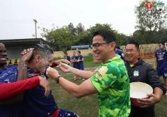 Các cầu thủ HAGL hào hứng vui Tết té nước cùng HLV Kiatisuk