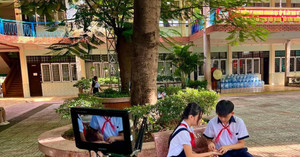 Hiệu phó ở TP.HCM bật khóc vì giám thị yêu cầu học sinh tự lột đồ