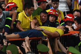 CĐV ngất xỉu trong trận CLB Công an Hà Nội gặp Nam Định