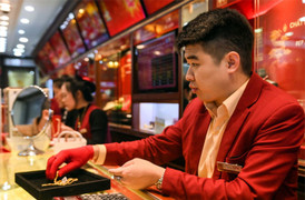 Giá vàng giảm mạnh phiên cuối tuần, USD hồi phục