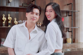 Phản ứng của Hồ Quang Hiếu khi bị vợ kém 17 tuổi kiểm tra điện thoại