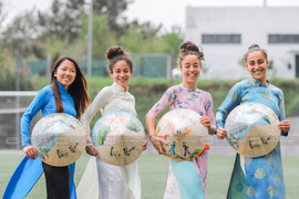 Đồng đội của Huỳnh Như ở CLB Lank phấn khích với tà áo dài Việt Nam