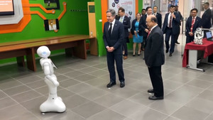 Ngoại trưởng Mỹ xem trình diễn robot tại Đại học Bách khoa Hà Nội