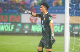 Nam Định lực lượng mỏng, Nguyên Mạnh uống thuốc giảm đau để thi đấu