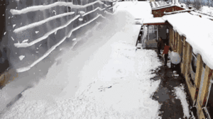 Những khối băng rơi như mưa, hai người đàn ông may mắn thoát nạn