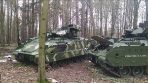 Phát hiện xe chiến đấu Bradley của Mỹ trong màu sơn camo ở Ukraine