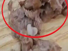 Đang ăn phát hiện đầy giòi trong sườn, cô gái kiện luôn nhà hàng 