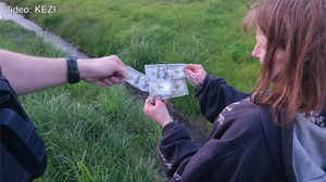 Ném hơn 4 tỷ đồng ra đường, người đàn ông bị cảnh sát cảnh báo