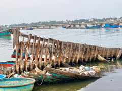 Xác tàu đắm la liệt, rác thải bủa vây cảng Sa Huỳnh