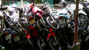 Hàng nghìn xe máy phơi mưa nắng, biến thành đống sắt vụn