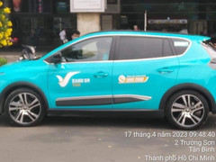 Taxi điện của tỉ phú Phạm Nhật Vượng bất ngờ xuất hiện tại TP.HCM