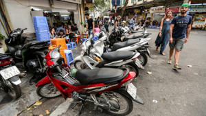 Phớt lờ lệnh cấm, nhiều hàng quán dựng mái che buôn bán trên vỉa hè Hà Nội