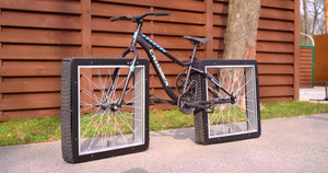 Độc đáo chiếc xe đạp sử dụng bánh vuông