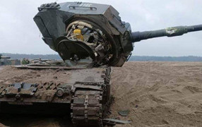 Lính Ukraine phá hỏng xe tăng Đức trước khi kịp ra trận