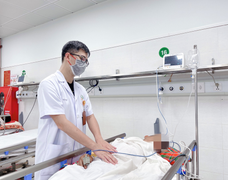 Chiếc cốc đánh răng mắc kẹt trong trực tràng của nam thanh niên