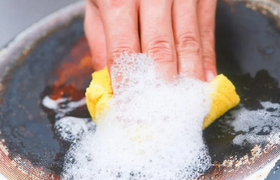 Tuyệt chiêu làm sạch nồi, chảo bị cháy cực hiệu quả