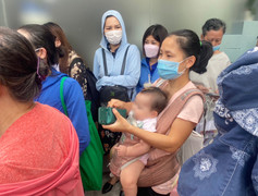 Mẹ bế con 8 tháng tuổi đi tố sản phẩm bảo hiểm Tâm An Đầu Tư của Manulife và SCB