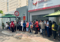 Hàng trăm khách hàng tố nhân viên của SCB, Manulife những gì?