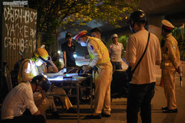 Vi phạm nồng độ cồn kịch khung, tài xế ở Hà Nội khóc xin tha