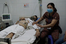 Người phụ nữ 30 năm làm nghề bốc vác nuôi chồng bệnh tim