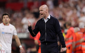Man Utd thảm bại trước Sevilla, HLV Erik ten Hag nói 'không thể chấp nhận'