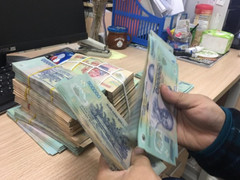 Khách hàng sản xuất kinh doanh khó khăn sẽ được giữ nguyên nhóm nợ?