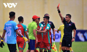 Đe dọa trọng tài, HLV Bình Phước bị phạt nặng