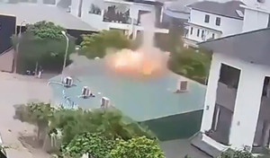 Nổ cục nóng điều hòa trên mái nhà, hai người thương vong