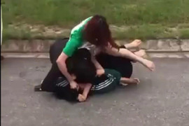 Nữ sinh lớp 9 bị đánh hội đồng