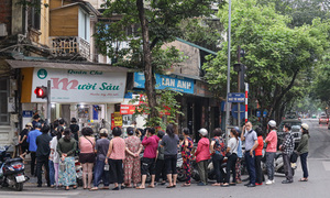 Người Hà Nội xếp hàng dài chờ mua bánh trôi, bánh chay Tết Hàn thực từ 5h sáng
