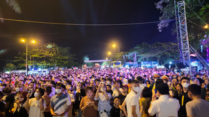 Vạn người chen chúc xem khai trương du lịch biển Hà Tĩnh