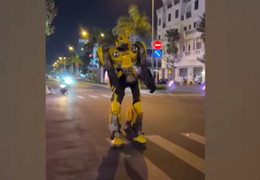 Xuất hiện 'robot' khổng lồ lang thang trên đường phố TP.HCM