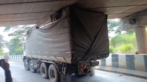 Tài xế bất cẩn, xe tải kẹt cứng dưới gầm cầu