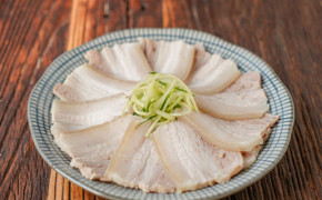 Loại gia vị cần có để thịt heo luộc có màu đẹp, không bị khô