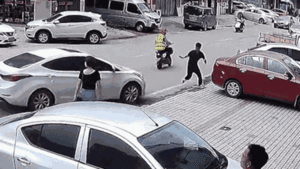 Thanh niên thi triển 'khinh công' thoát khỏi tai nạn ô tô