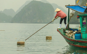 Thu gom 7.000m3 phao xốp trên vịnh Hạ Long