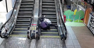 Thót tim cảnh hai bà cháu bị ngã trên thang cuốn