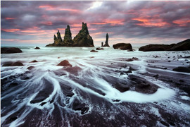 Chiêm ngưỡng bãi biển cát đen Reynisfjara kỳ lạ, không ai được tắm ở Iceland