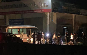 Công an dừng xe khách, kiểm tra 21 người nghi liên quan trộm cắp tại lễ hội