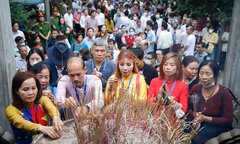 Việt kiều từ 20 quốc gia dâng hương tưởng niệm các Vua Hùng